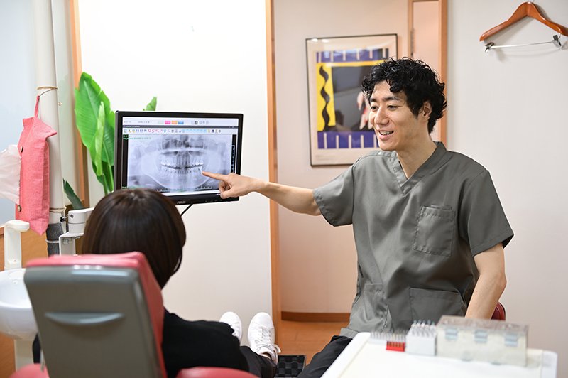 CT画像を見ながら院長が説明するカウンセリングの様子